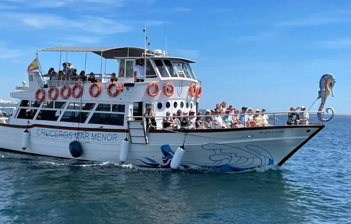 Ruta en barco por las 5 Islas Volcánicas