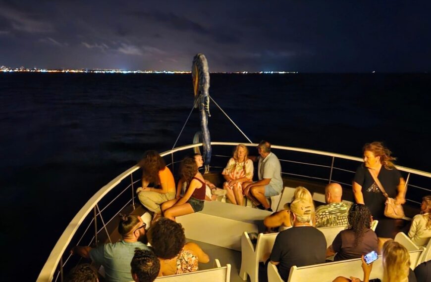 Paseo Nocturno en Barco: Luna Llena en el Mar Menor